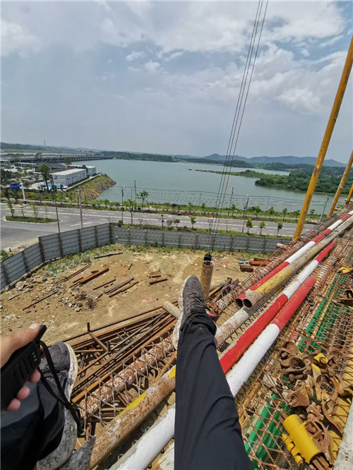 且末县作业中发生设备损坏或人员意外，责任怎么划分？