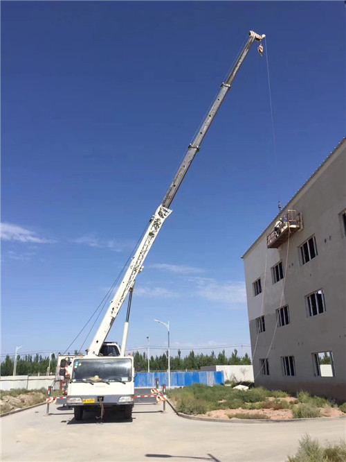 且末县“轻装强干”—— 吊车的 “轻量化臂架” 技术